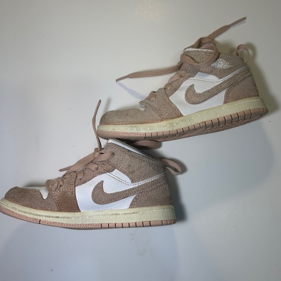 Kid's Air Jordan Jordan 1 Mid SE
Girls size 9c - Picture 6 of 7